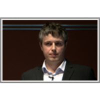 Miniaturna optična naprava na osnovi mikro žičke in omogočenega dostopa do optičnega polja